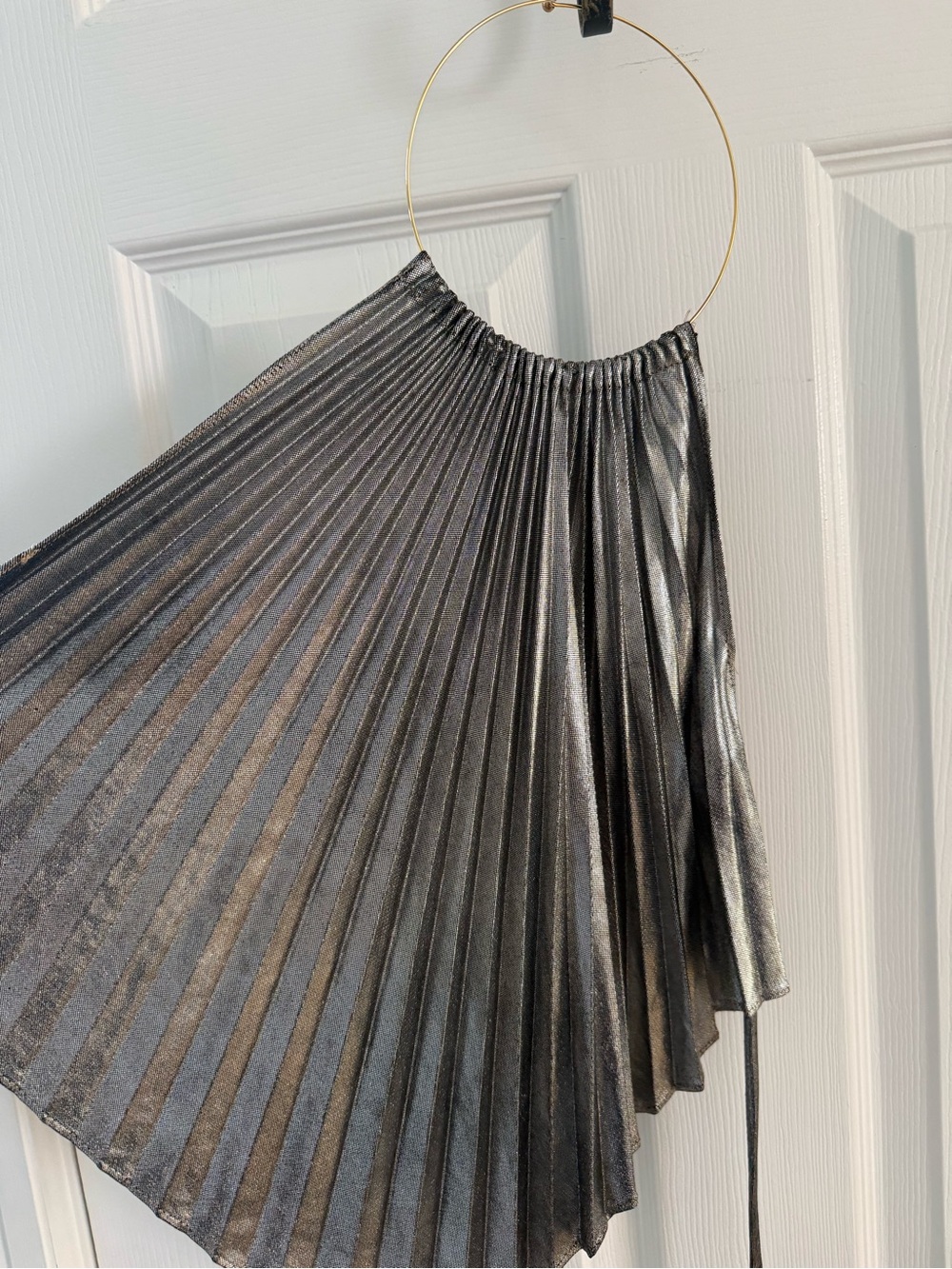 Younique Metallic Silver Pleated  
Backless ties with 2 skinny strings